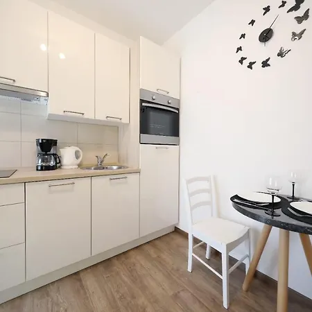 Apartment Center 3 *