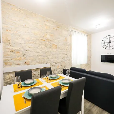 Apartment Center 3 *